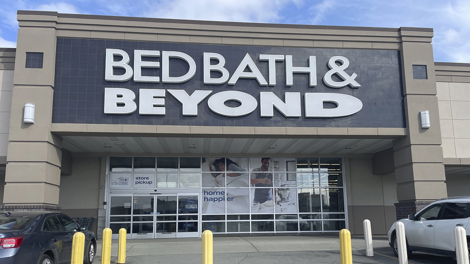 Featured image for Bed Bath & Beyond coupons still valid at select retailers despite store closures and bankruptcy.