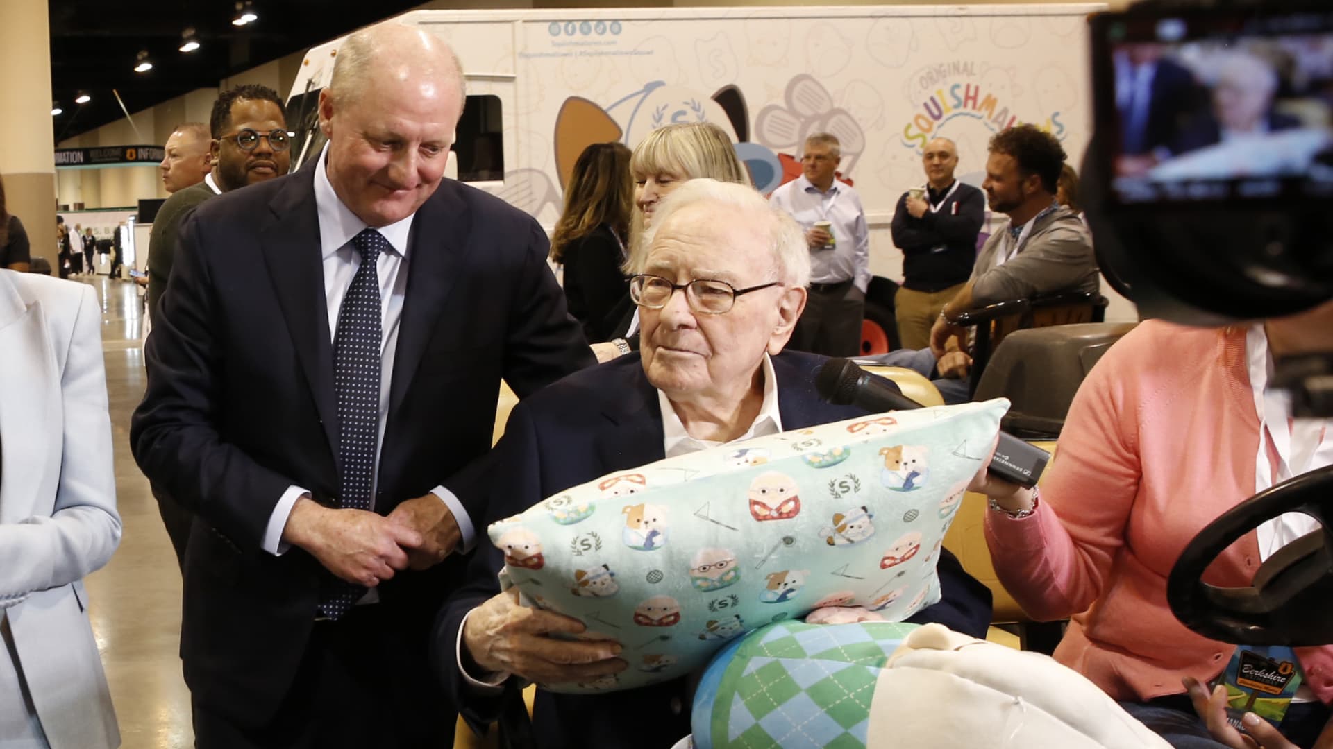 Featured image for Warren Buffett Retires as Berkshire Hathaway CEO, Greg Abel Takes Over