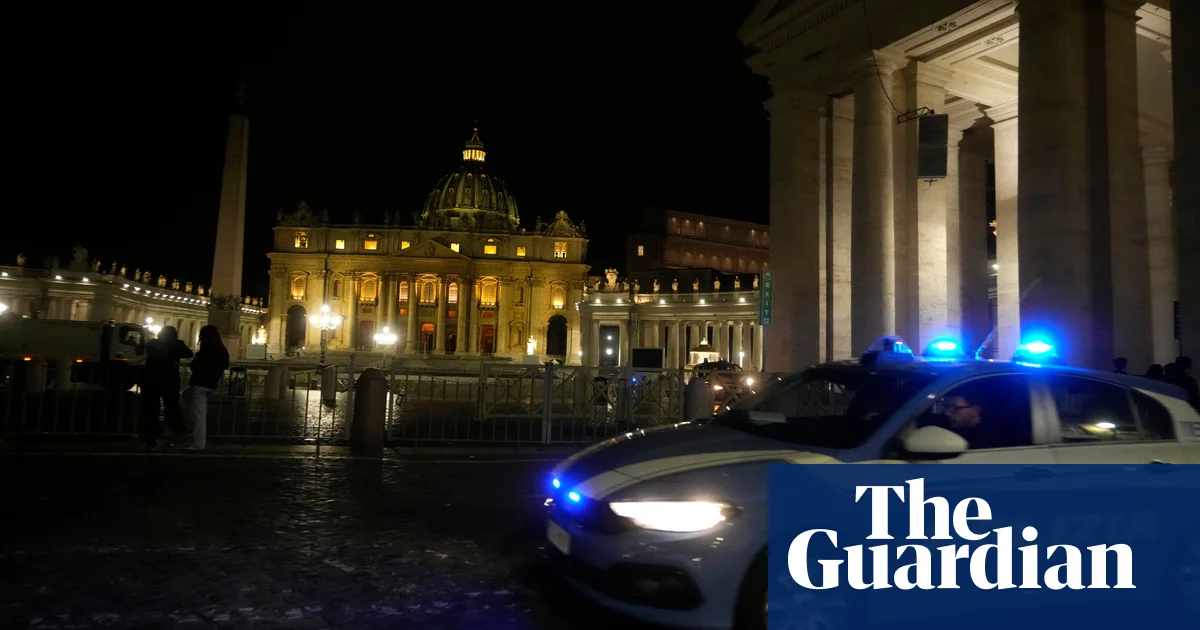 Featured image for Driver Rams Vatican Palace Gate to Gain Entry