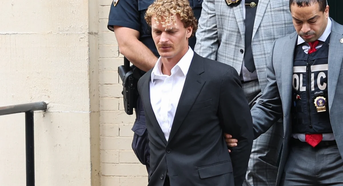 Man accused in deadly F train chokehold arraigned on manslaughter charge.