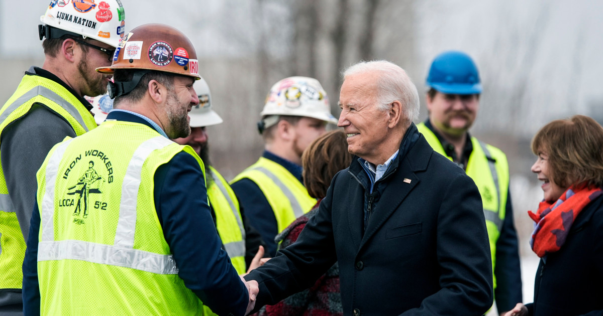 "Biden Promotes Infrastructure Projects, Mocks Trump's Record in Midwest Swing"
