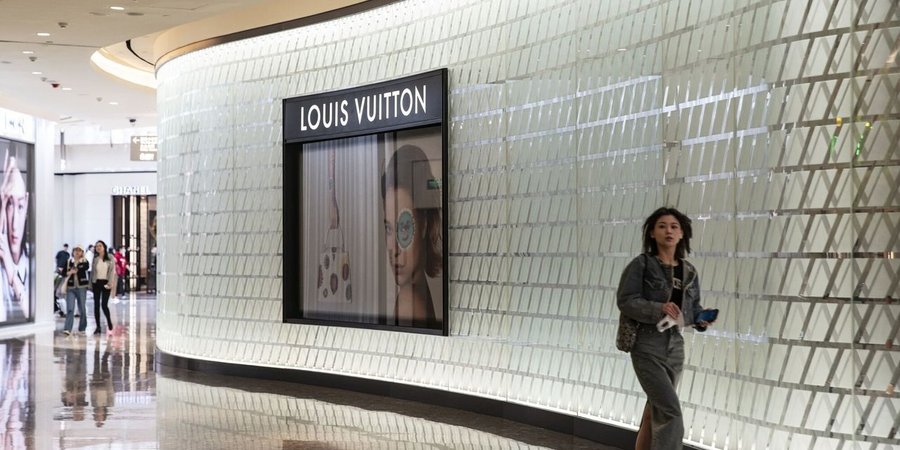 Featured image for Investors Bet on China's Recovery, Shun Chinese Shares.