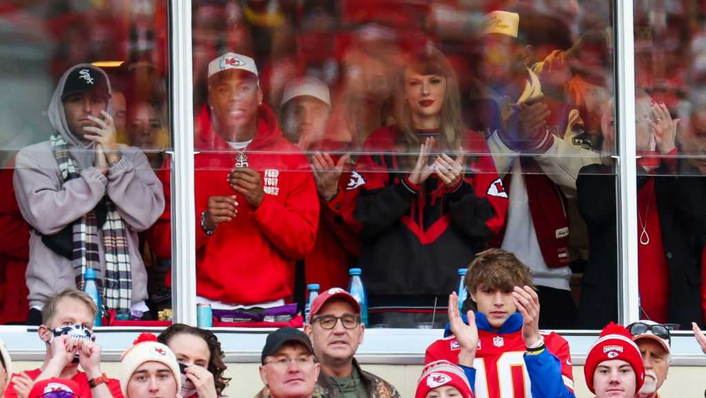 Taylor Swift Supports Boyfriend Travis Kelce at Chiefs Game