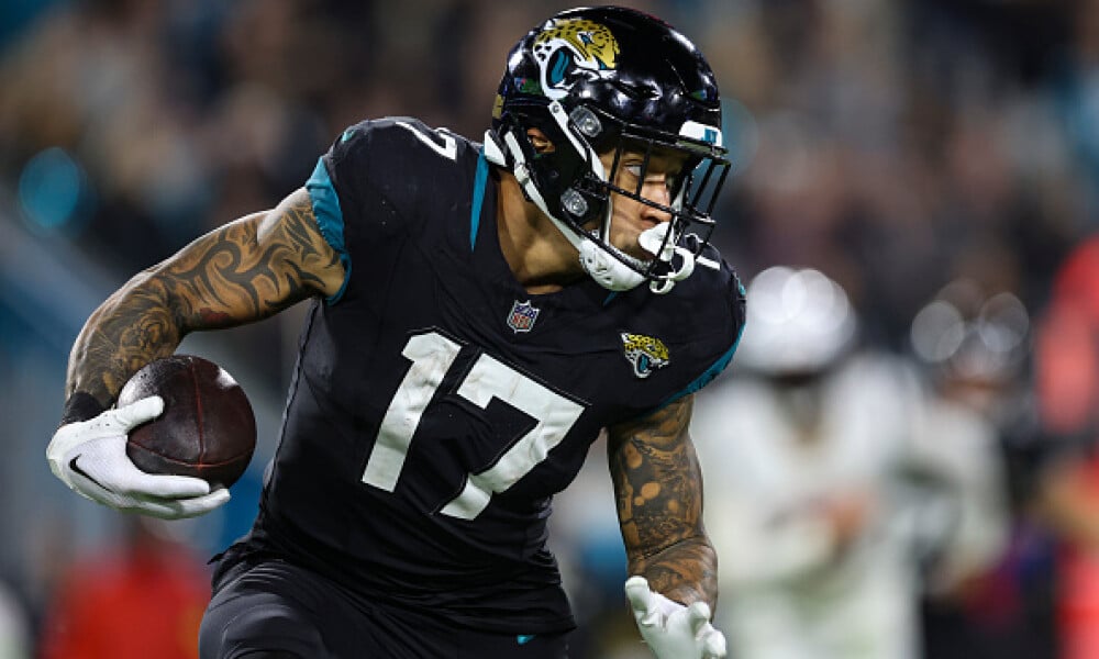 Featured image for "Week 18 Fantasy Football Guide: Tight End Rankings, Top Free Agents, and Streamers"