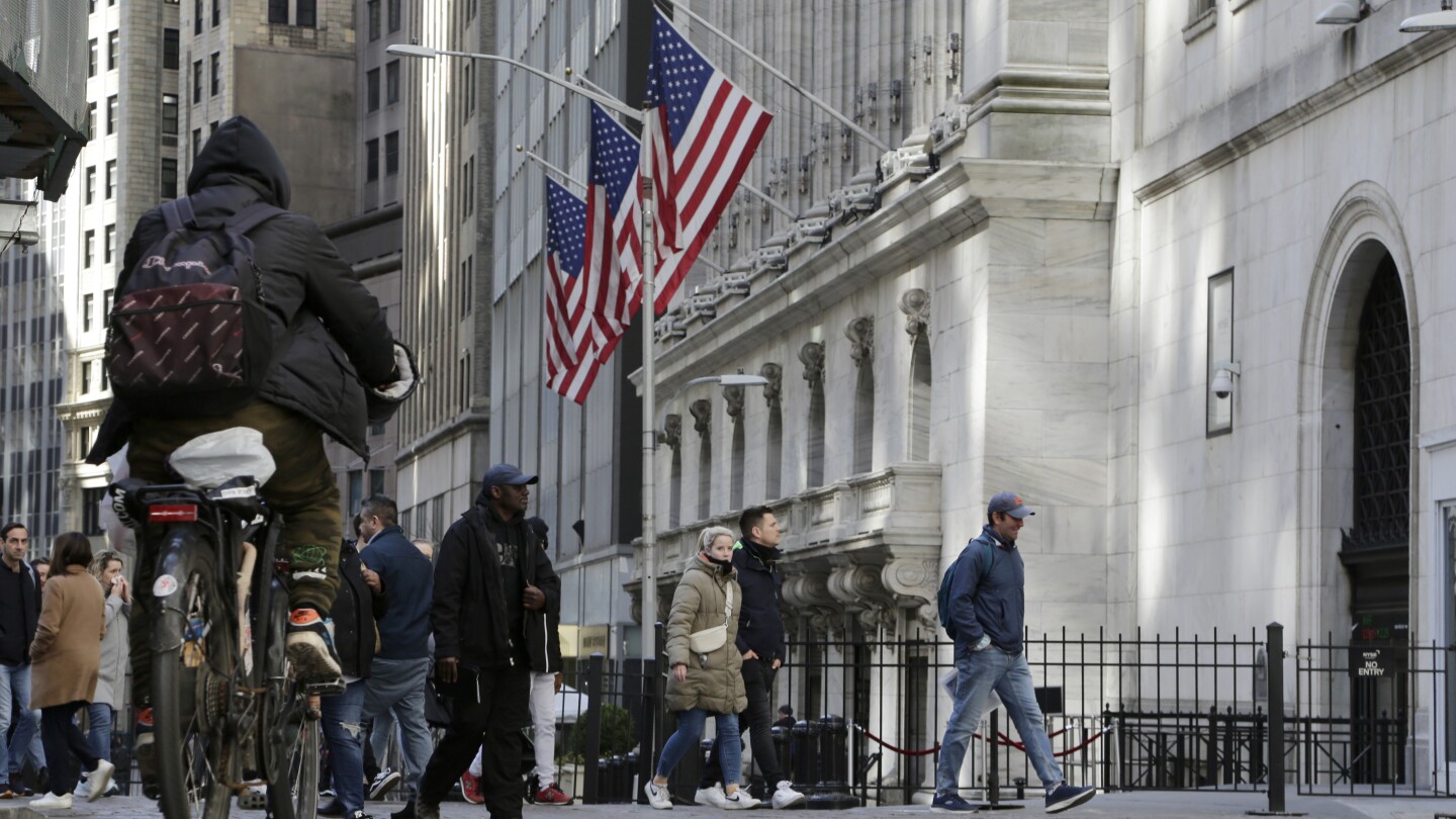 "Wall Street Futures Rise as Retail Sector Prepares for Big Week"
