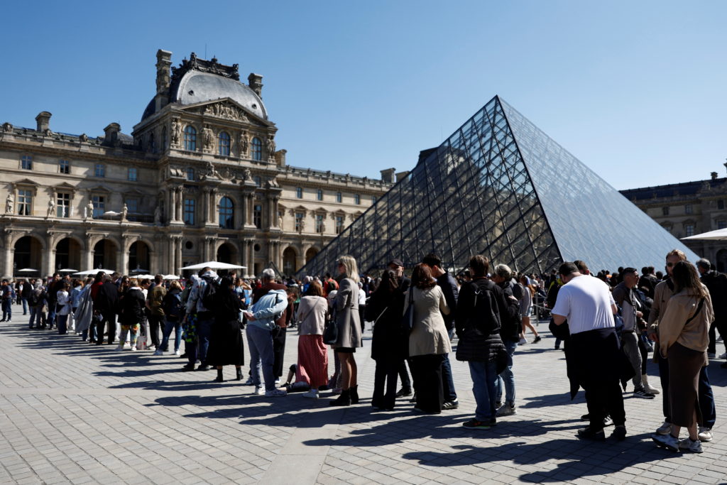Featured image for Louvre Museum Closes Temporarily Amid Staff Strikes Over Overcrowding
