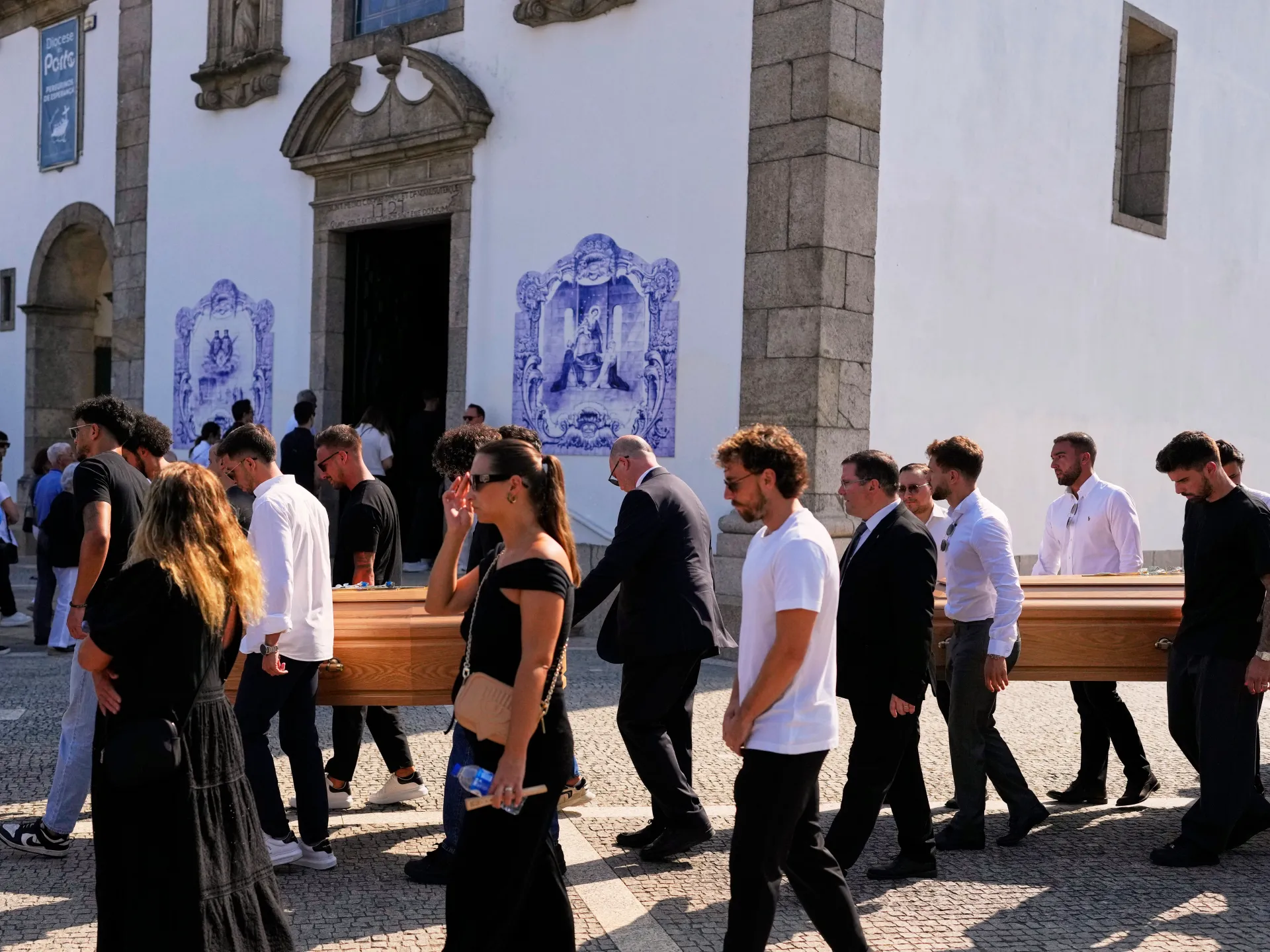 Liverpool players and family mourn Diogo Jota's brother in Portugal