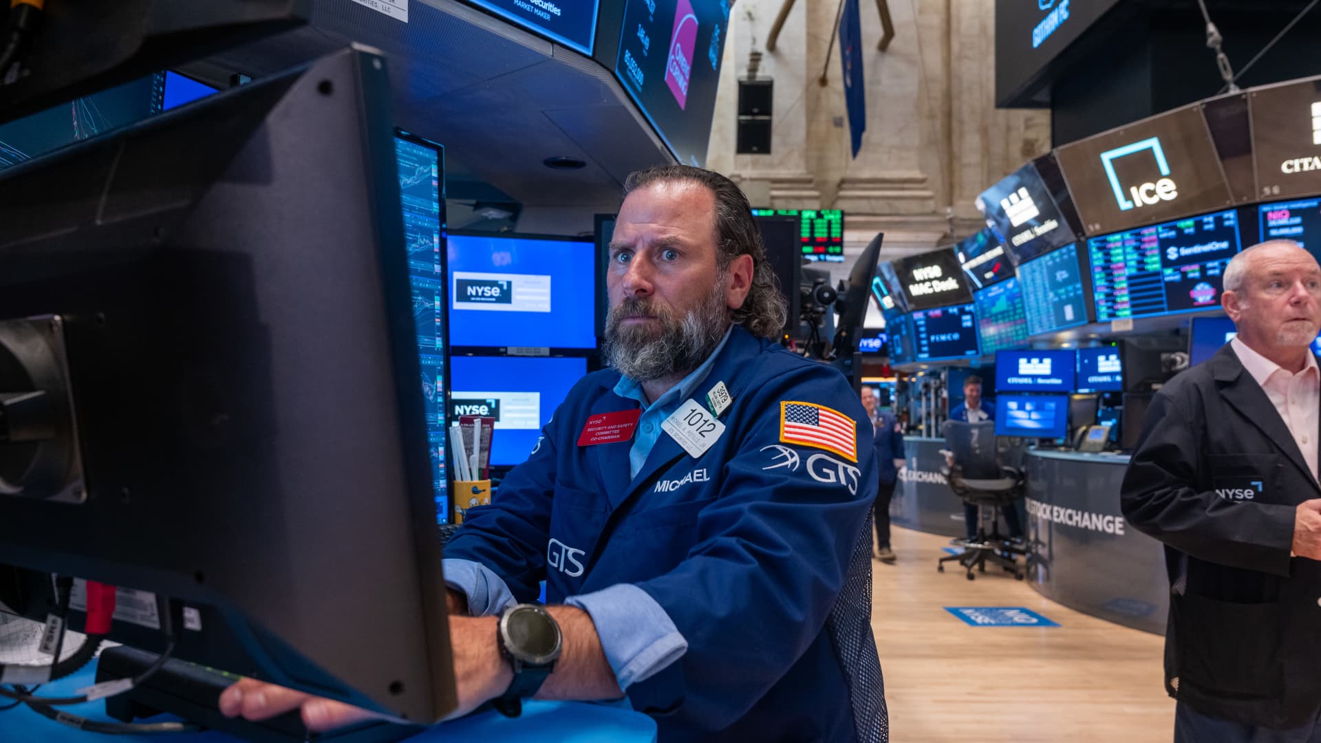 Wall Street Mixed as Retail Earnings and Tech Stocks Influence Market Movements