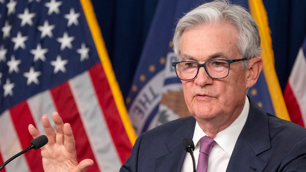 "Market awaits Powell's testimony on economy and interest rates amid confusion and pause in Wall Street rally"
