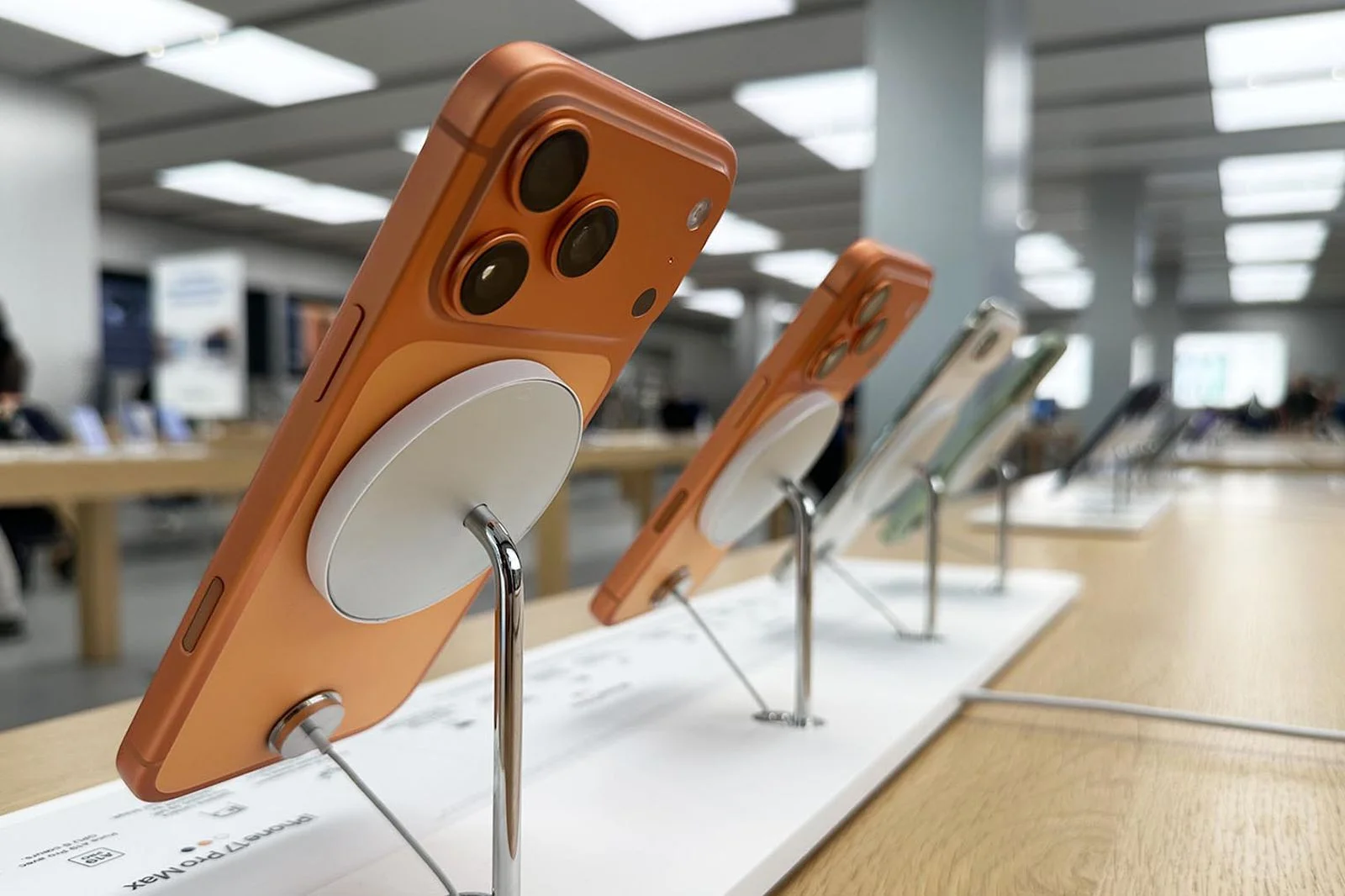 Apple Addresses iPhone 17 Scratches and MagSafe Stand Issues