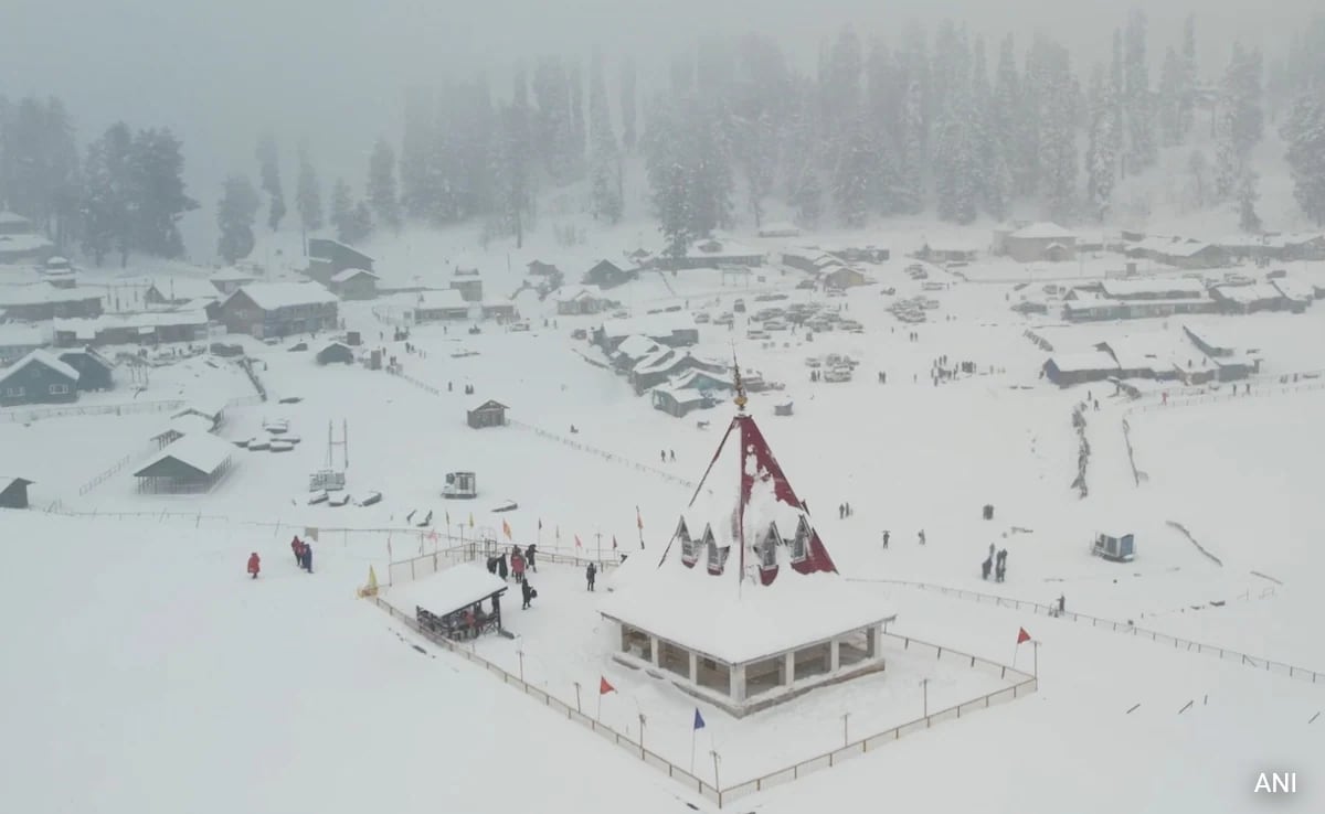 Featured image for "Winter Weather Wreaks Havoc in Kashmir: Snow Blankets Valley, Disrupts Flights"