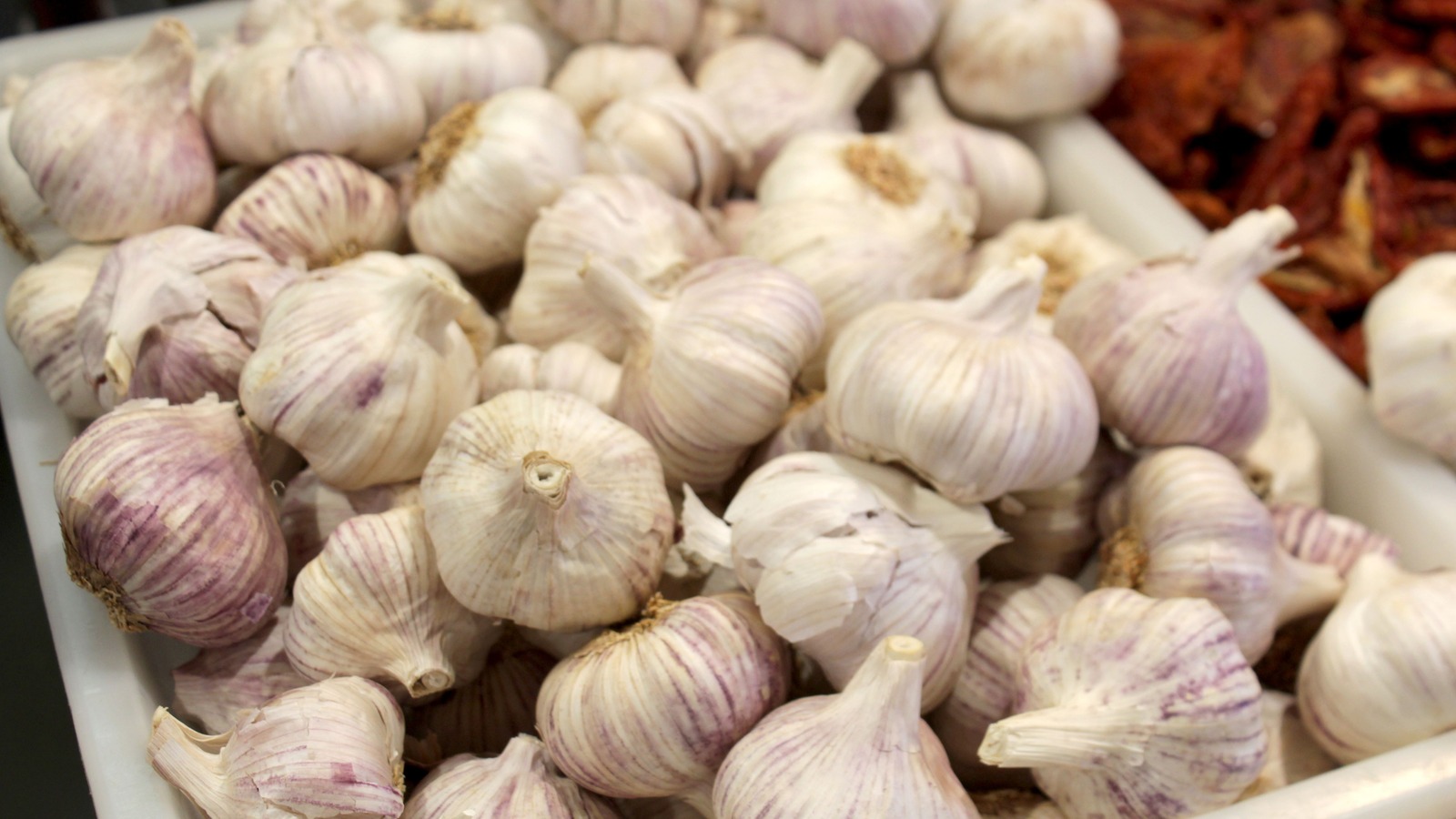 Avoiding Bad Breath: Which Vegetables to Avoid with Fresh Garlic and a Doctor's Simple Hack