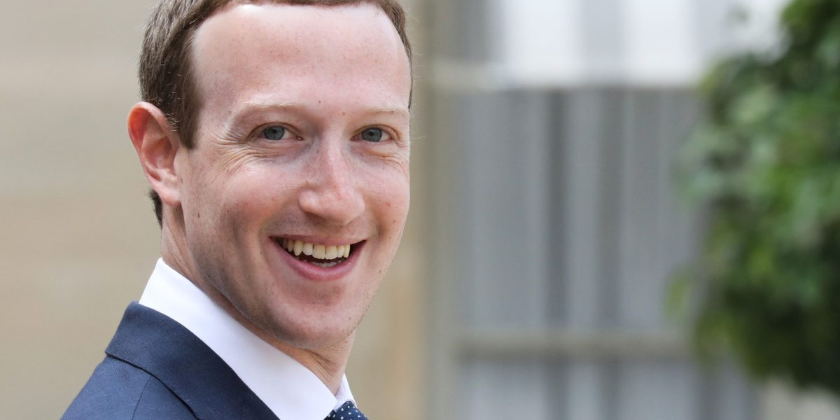 Featured image for "Billion-Dollar Sell-Off: Bezos, Black, Dimon, and Waltons Unload $11B in Company Stock"