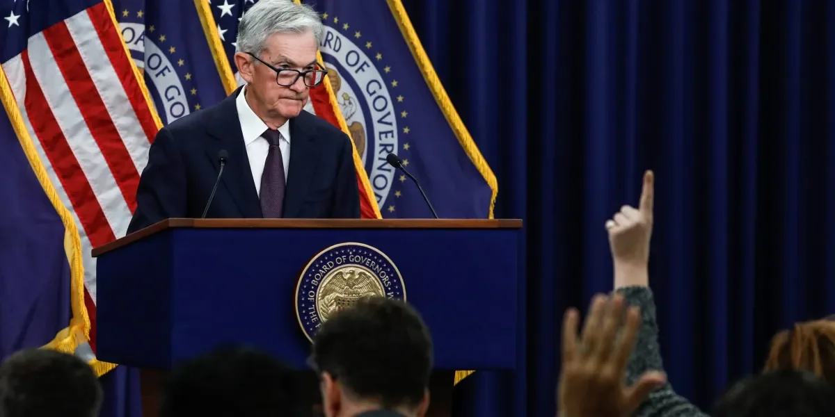 Powell Warns of AI Bubble and Economic Risks from Wealth Dependence