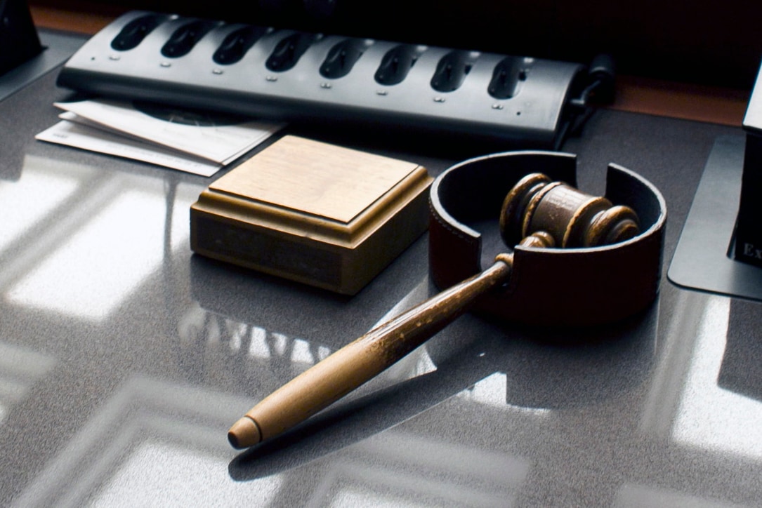 "Decades-long Identity Theft: Victim Wrongfully Sent to Psychiatric Facility Finally Vindicated"
