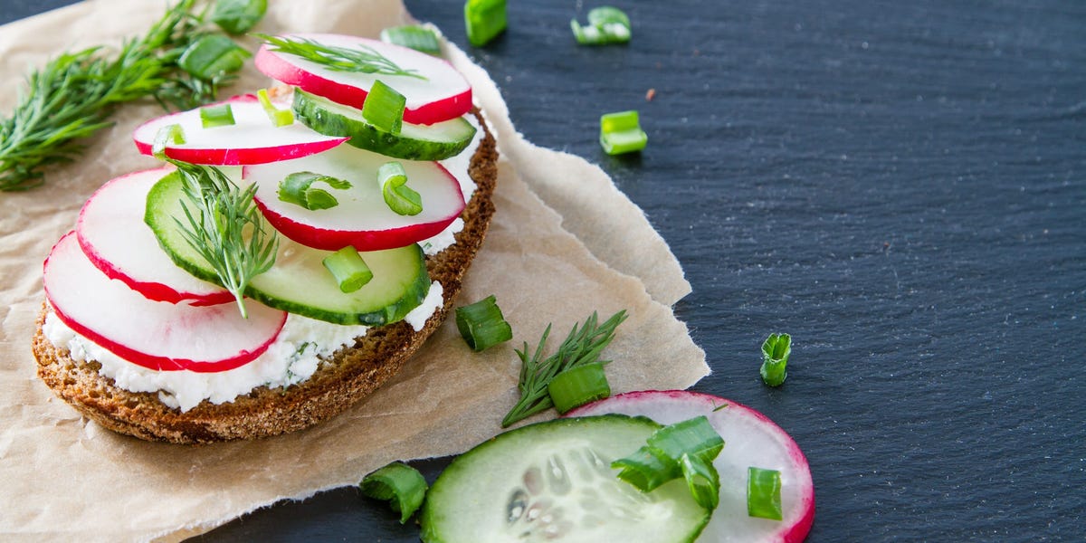 "Top Muscle-Building Snacks: Expert Dietitian's Post-Workout Recommendations"