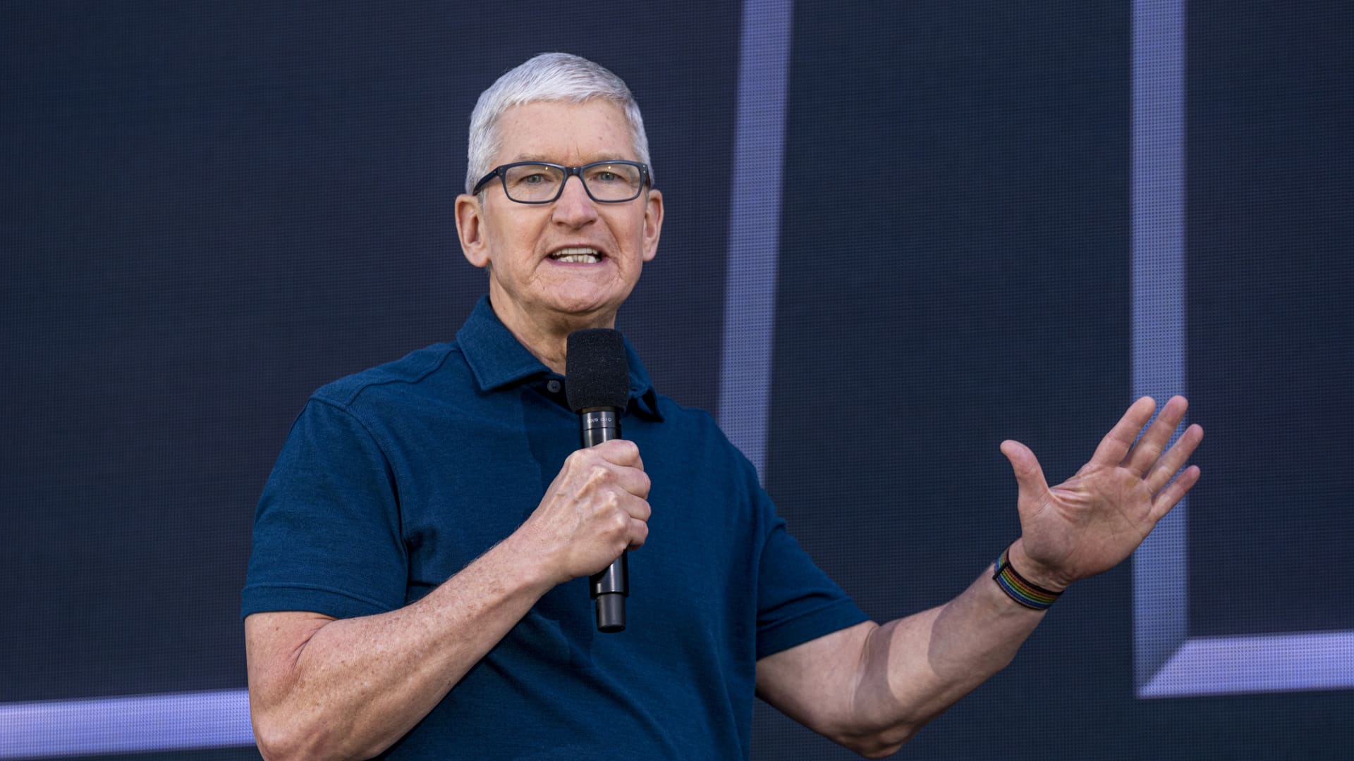 "Apple Settles for $490 Million Over CEO's China Sales Comments"