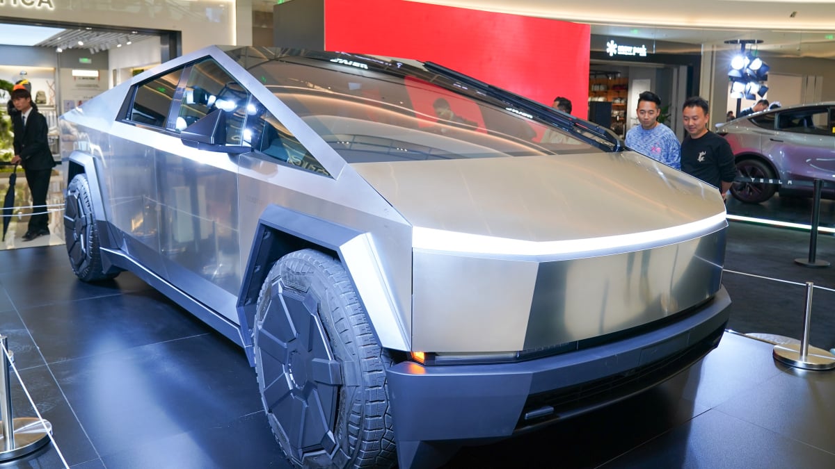 Featured image for "Tesla Cybertruck Production Halted Due to Accelerator Issues"