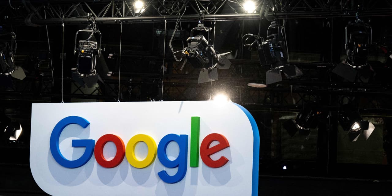 Featured image for "Anticipating Alphabet's Q4 2023 Earnings: AI, Cloud, and Ad Performance Insights"