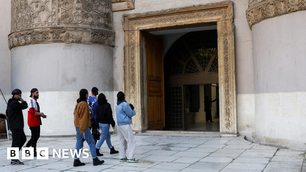 Featured image for Thieves Steal Roman-Era Statues from Syria's National Museum