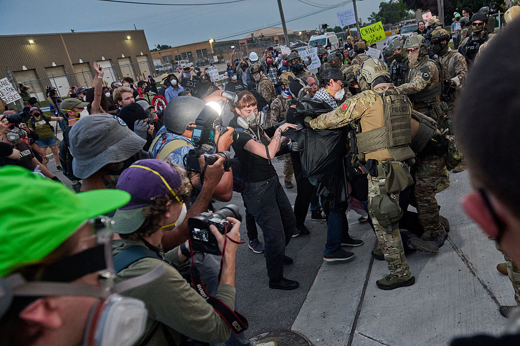 Clashes Erupt at Chicago-area ICE Protest Over Force and Detentions