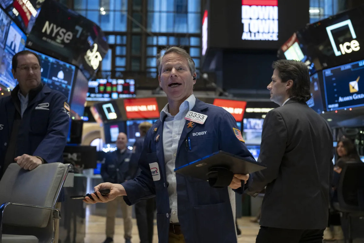 "Tech Stocks Drive US Futures Rebound: Chipmakers and Megacaps Lead the Way"