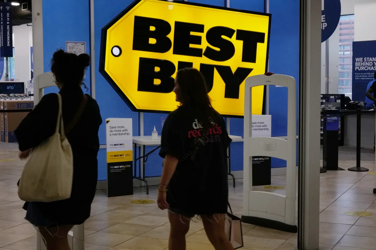 Featured image for Best Buy Faces Tenth Consecutive Sales Drop Amid Weak Electronics Demand