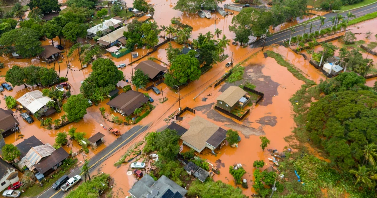 Hawaii flood crisis: dam at risk as thousands evacuated and more rain looms