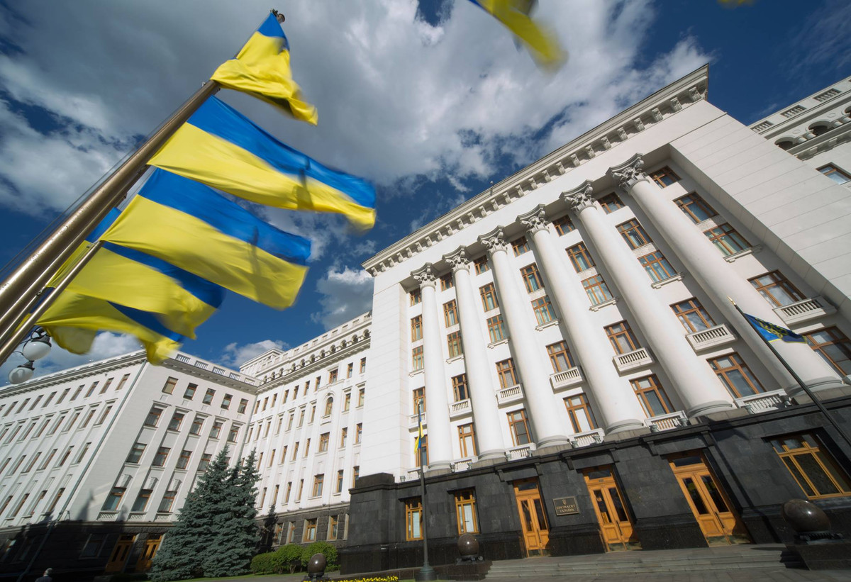 Zelensky and Advisor Criticize Putin's Leadership in Russia.