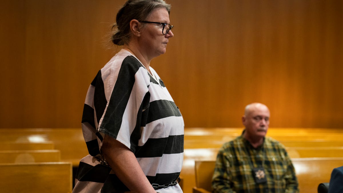 Featured image for "Jennifer Crumbley Seeks to Exclude Witnesses from Oxford Shooting Trial"