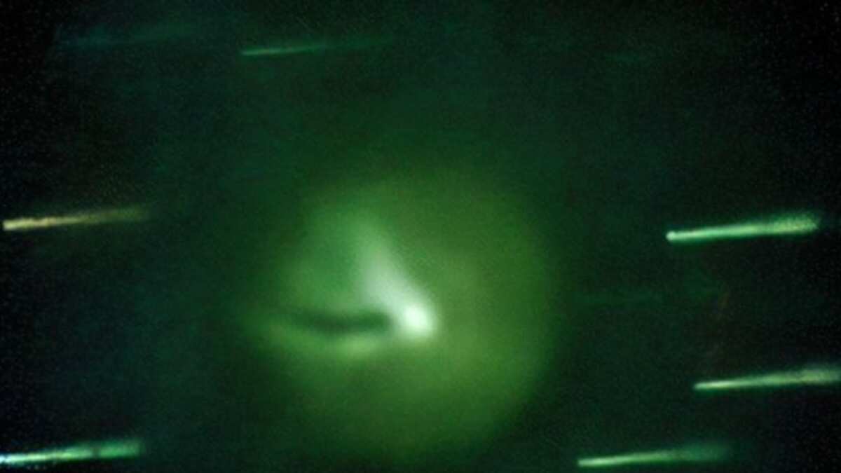 Featured image for "Explosion Alters Devil Comet's Appearance, Turning it Green and Hornless"