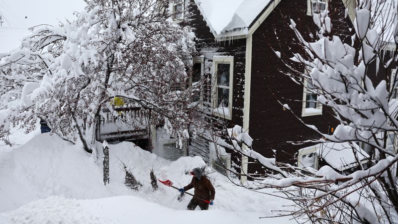 "California Blizzard Paralyzes Roads and Ski Resorts with Heavy Snow and Fierce Winds"
