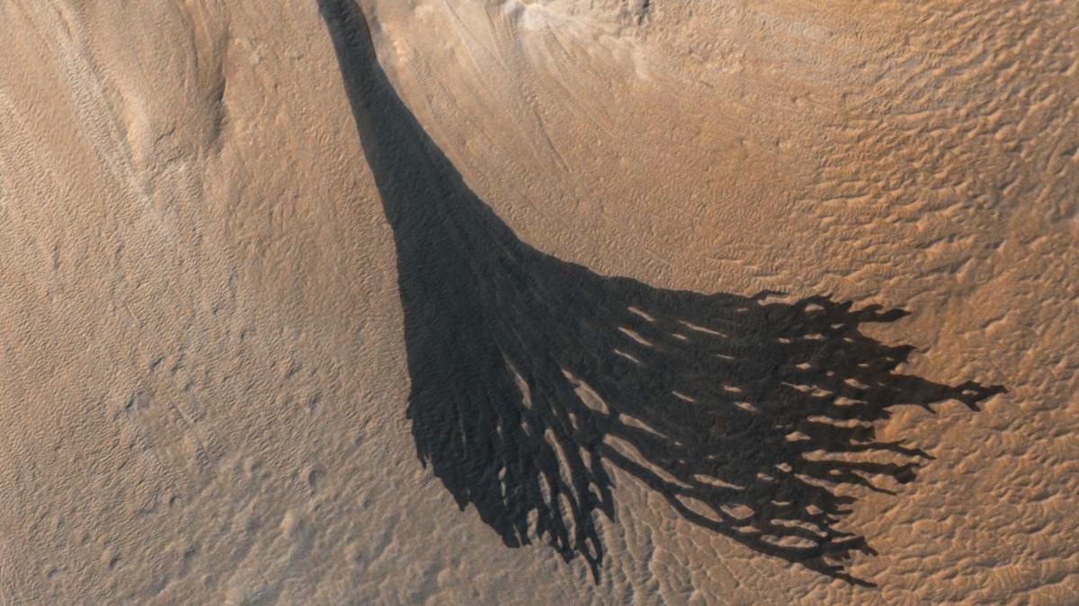 Featured image for Scientists Reevaluate Mars' Dark Streaks