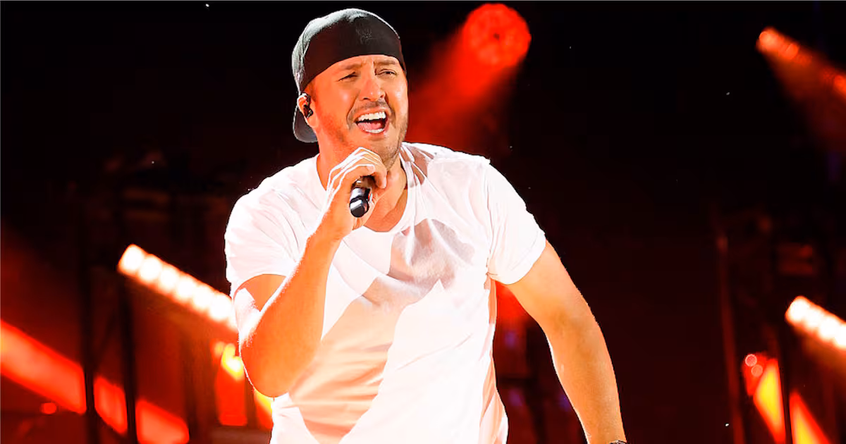 Featured image for Luke Bryan Hit by Object During North Dakota Concert
