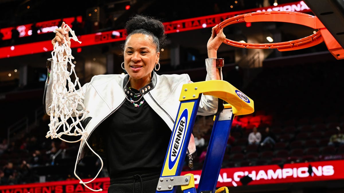 Featured image for "Dawn Staley: A Trailblazing Coach and Basketball Legend"