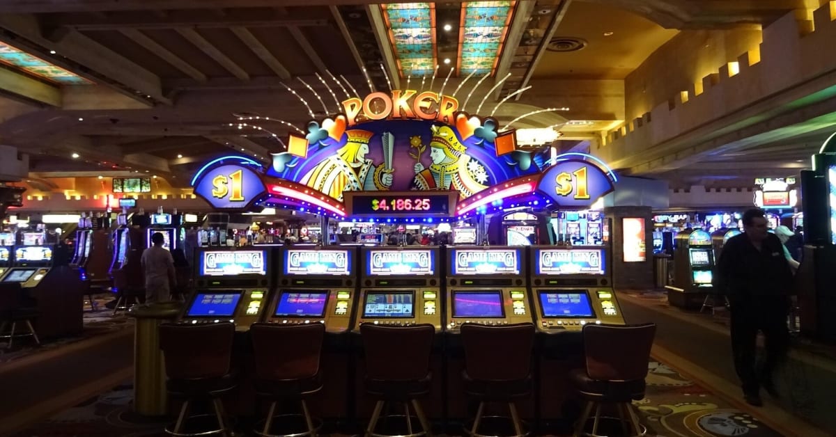 Featured image for Las Vegas Tourism Decline Signals Economic Concerns