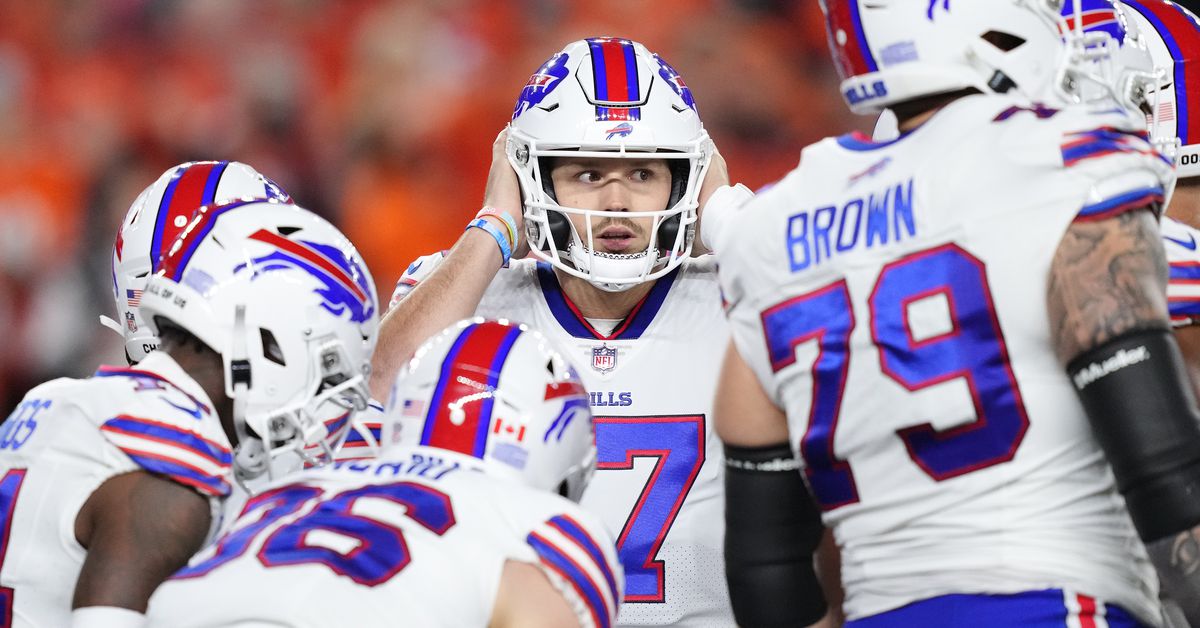 "Live Updates: Buffalo Bills vs. Cincinnati Bengals Second-Half Showdown"