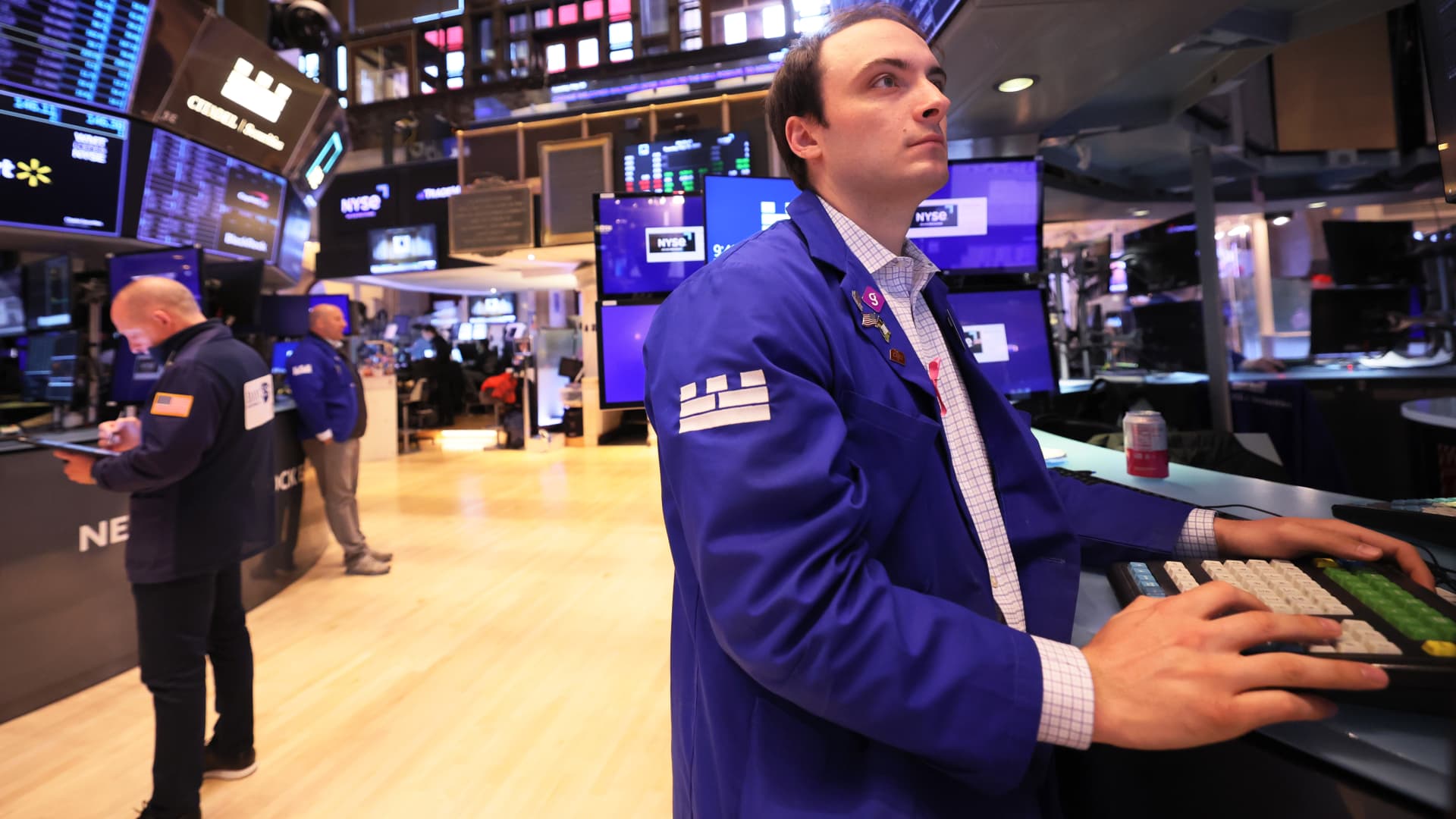 Investors Analyze Economic Outlook and Policy, Affecting Treasury Yields and Bond Market.