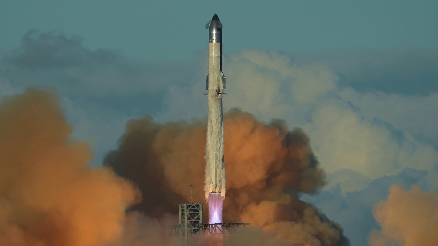 Featured image for SpaceX Successfully Completes 11th Starship Test Flight