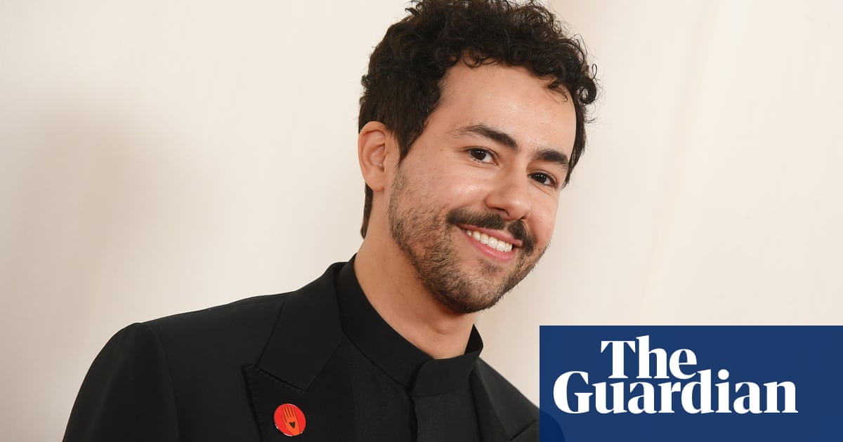 "Oscars Stars Show Solidarity with Gaza Ceasefire in Red Pins"