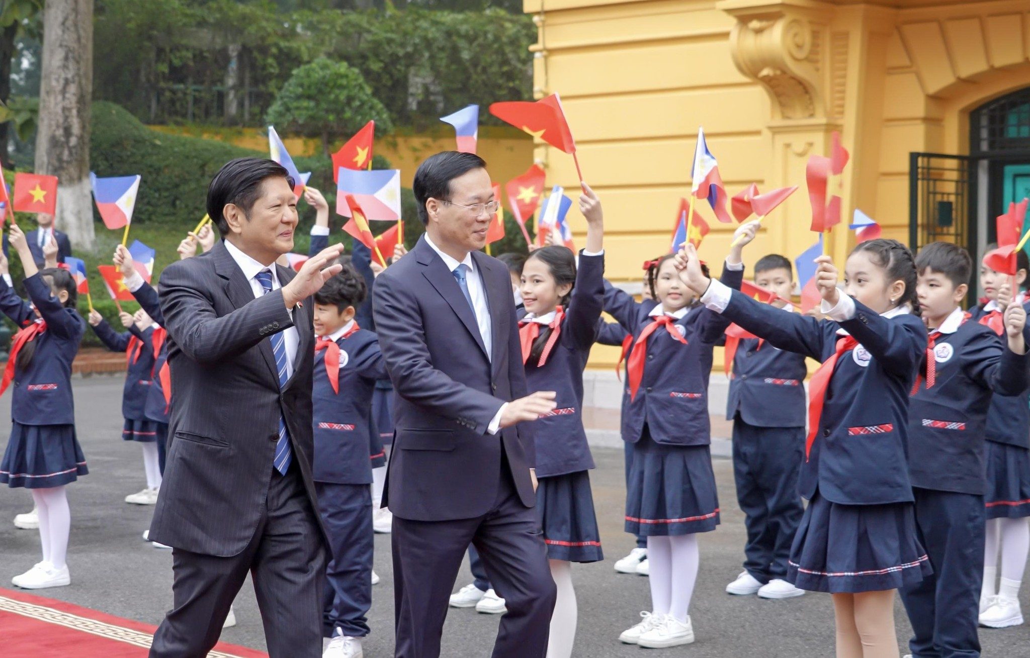 "Vietnam and Philippines Strengthen South China Sea Security Cooperation"