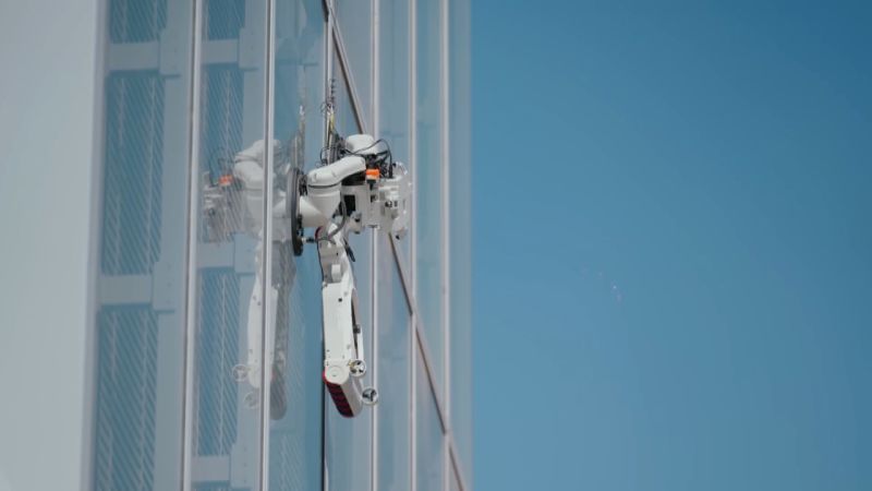 Featured image for Robot Climbs Texas Skyscraper Defying Gravity