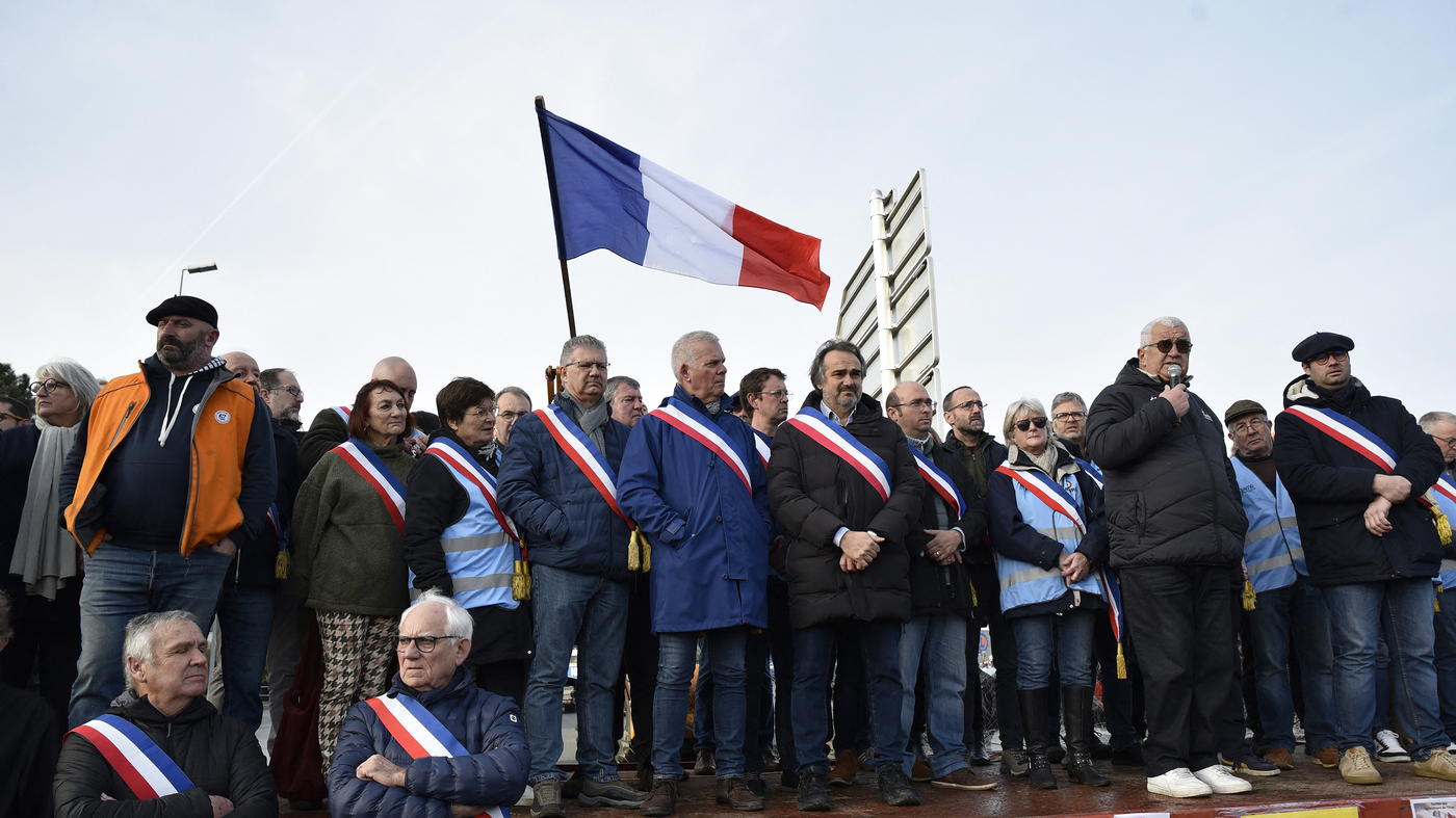 "French Farmers' Tractor Blockade Creates Siege Around Paris"