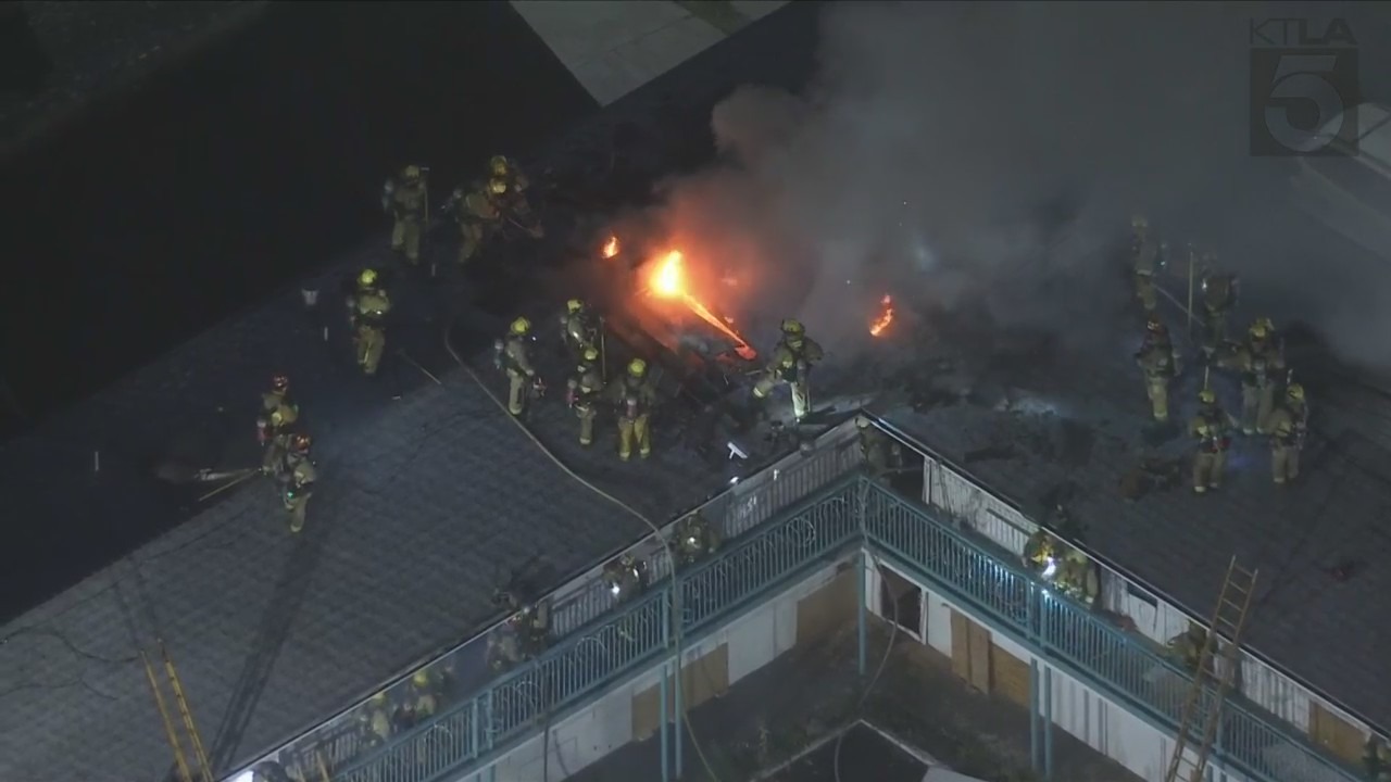 Featured image for Devastating Fire Engulfs Abandoned Hotel in East Hollywood