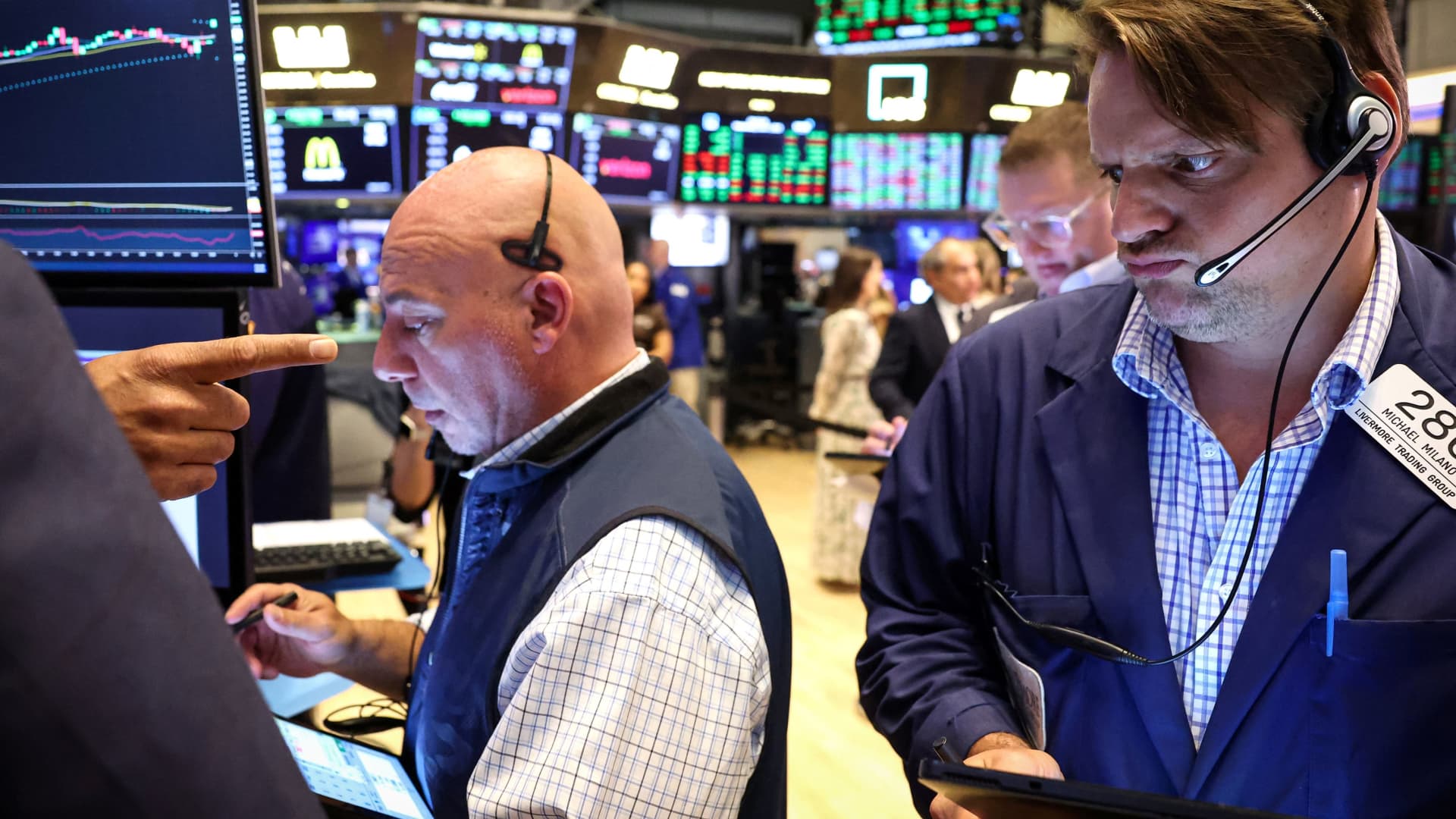 Featured image for S&P 500 Nears New High Amid Cautious Trading and Key Negotiations