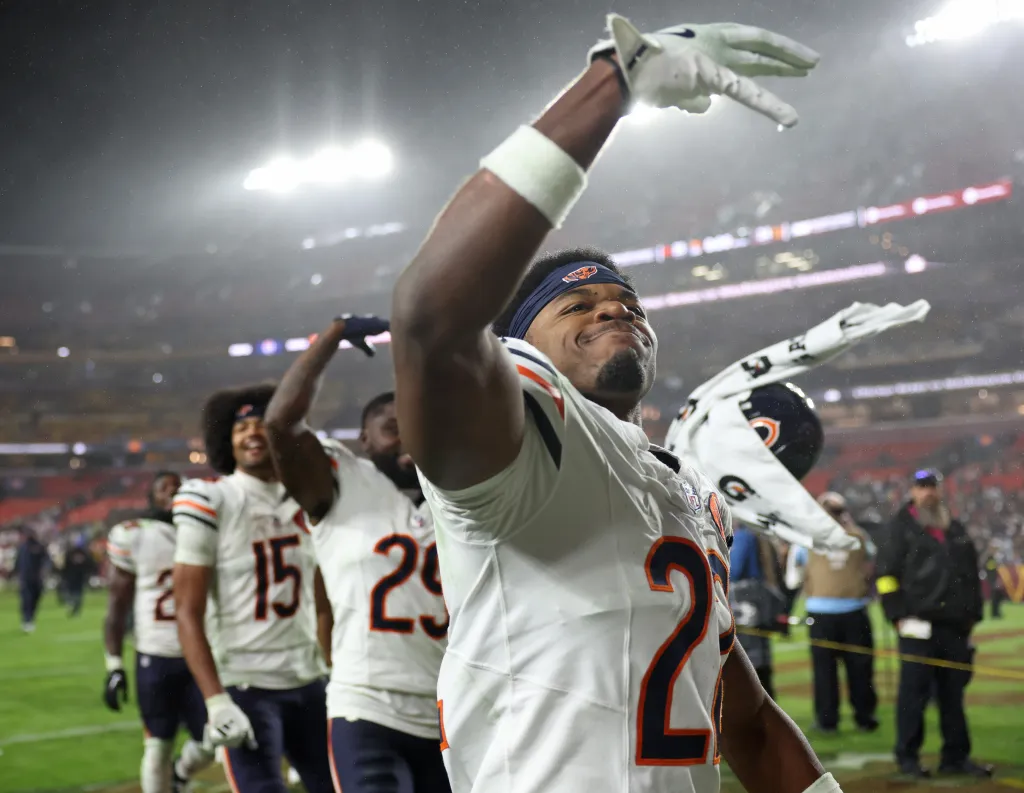 Featured image for Bears Secure Third Straight Win with Last-Second Victory and New Kicker Hero