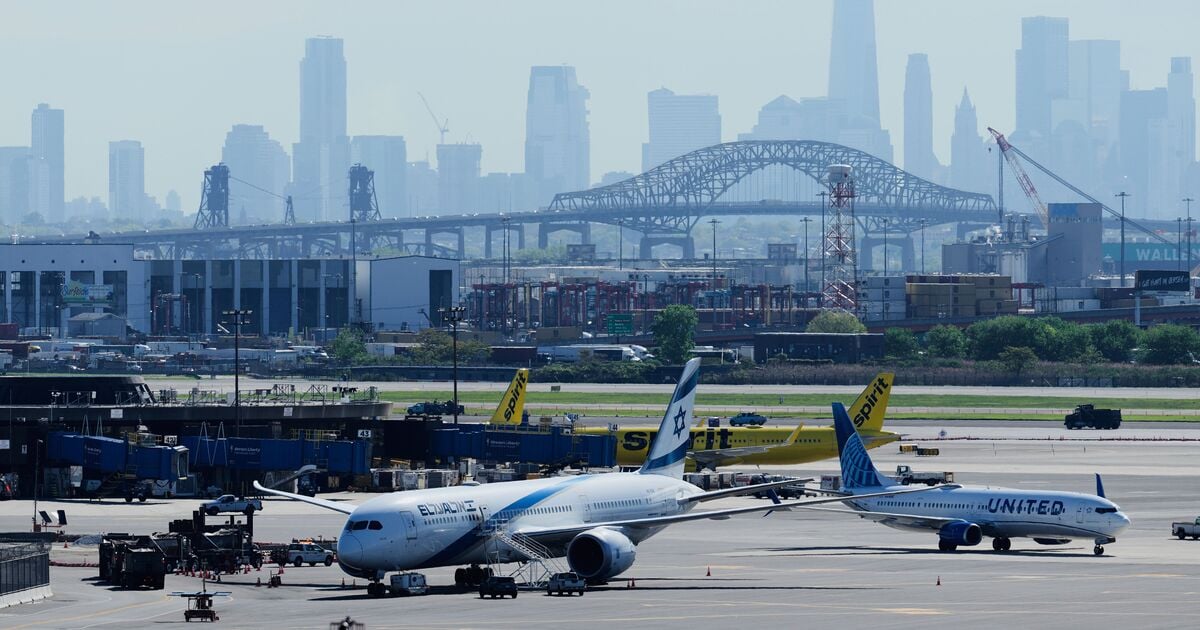 Featured image for Newark Airport's Early-Completed Runway Eases Flight Disruptions