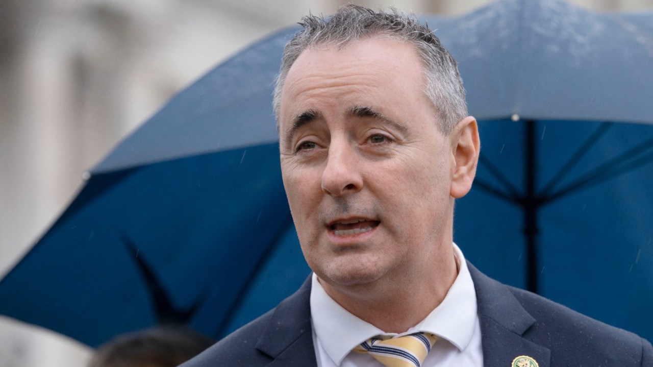 "Moderate Republicans and Democrats collaborate on shutdown plan to avert blame"