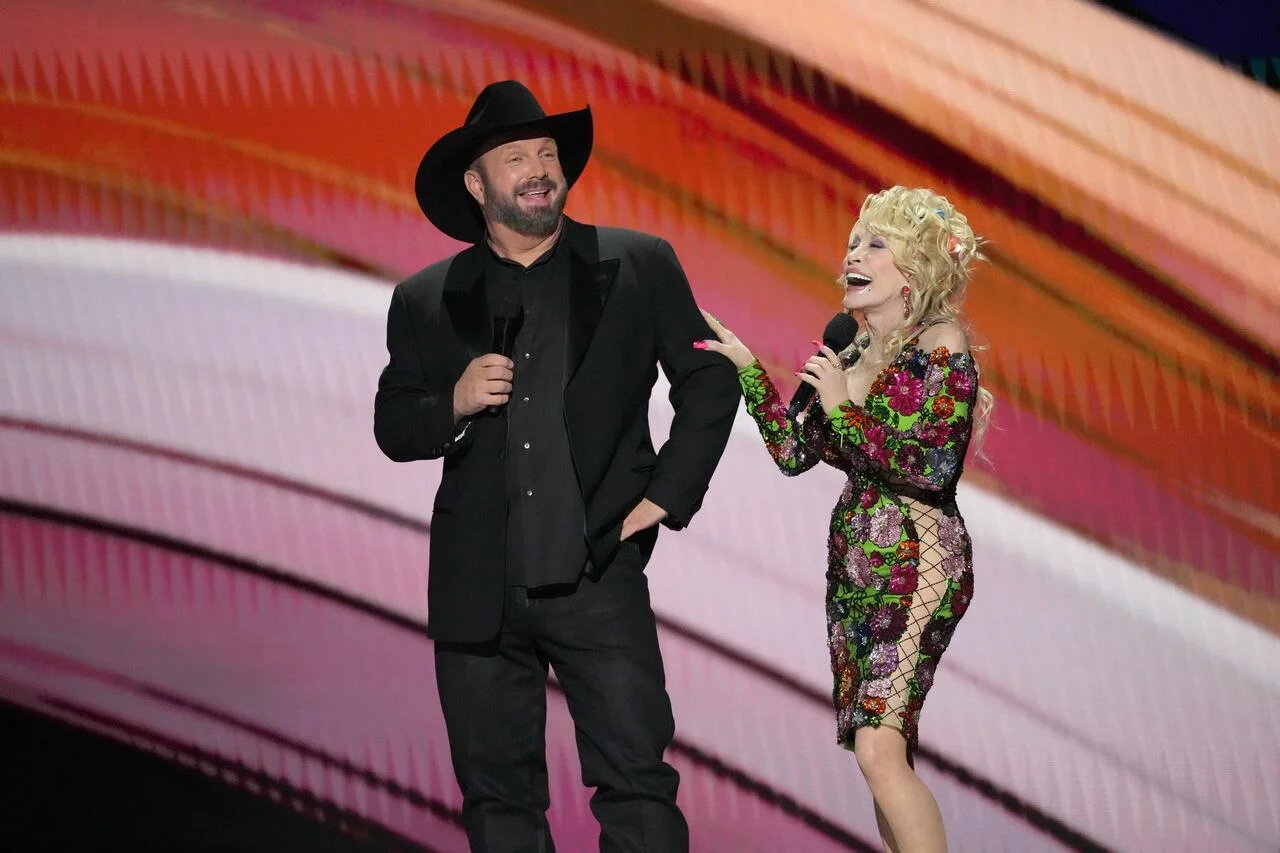 Dolly Parton's ACM Awards Joke Leaves Garth Brooks Blushing