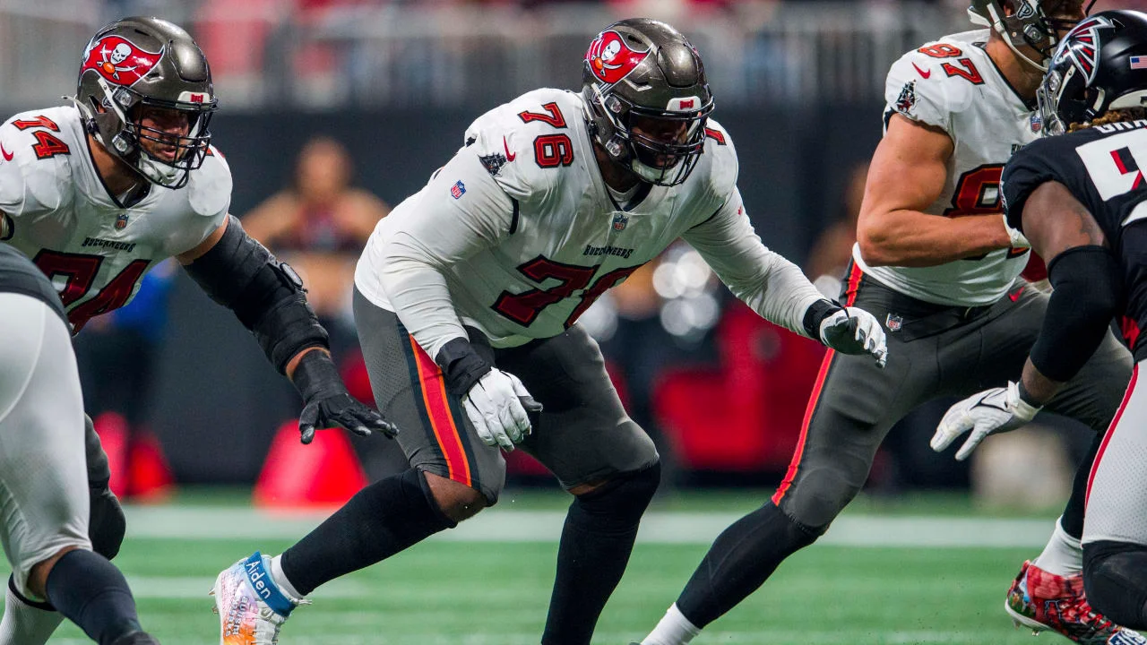 Former Buccaneers OT Donovan Smith Signs One-Year Deal with Chiefs.